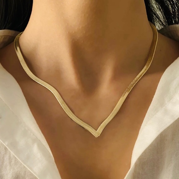 ✨✨Gold Snake V Flat Necklace ✨✨ - Picture 7 of 7